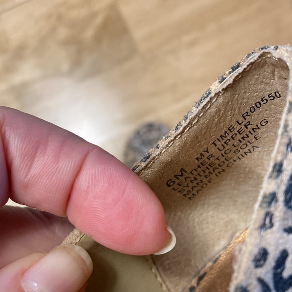 Lovely Kenneth Cole Reaction leopard print, peep toe, wood stacked heels - Picture 9 of 9